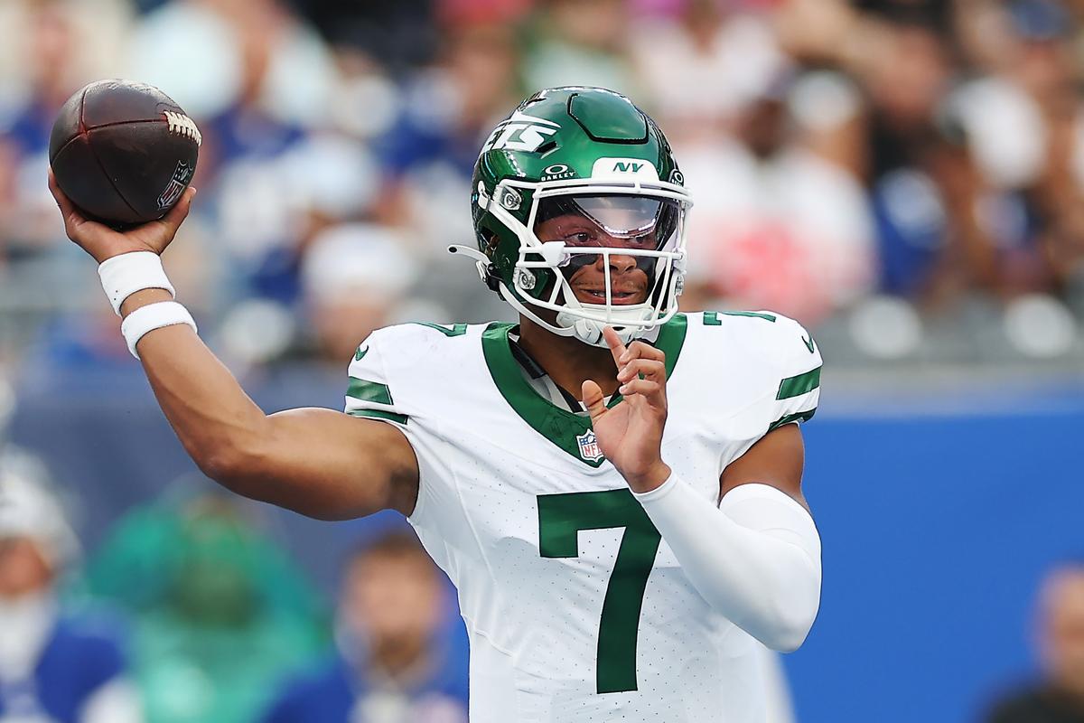 Jets’ GM Says Justin Fields Can Become Latest QB Comeback Story