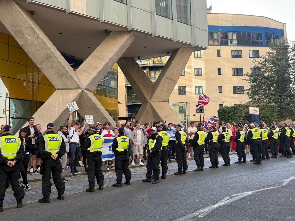 Protest outside Britannia Hotel in Canary Wharf, East London, on Aug. 8, 2025. (Evgenia Filimianova/The Epoch Times)