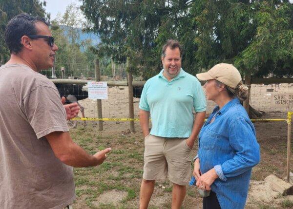 (L—R) Jeff Gaudry, James Semple, and Katie Pasitney discuss the future of the farm, in Edgewood, B.C., on Aug. 27, 2025. (Paul Rowan Brian/The Epoch Times)