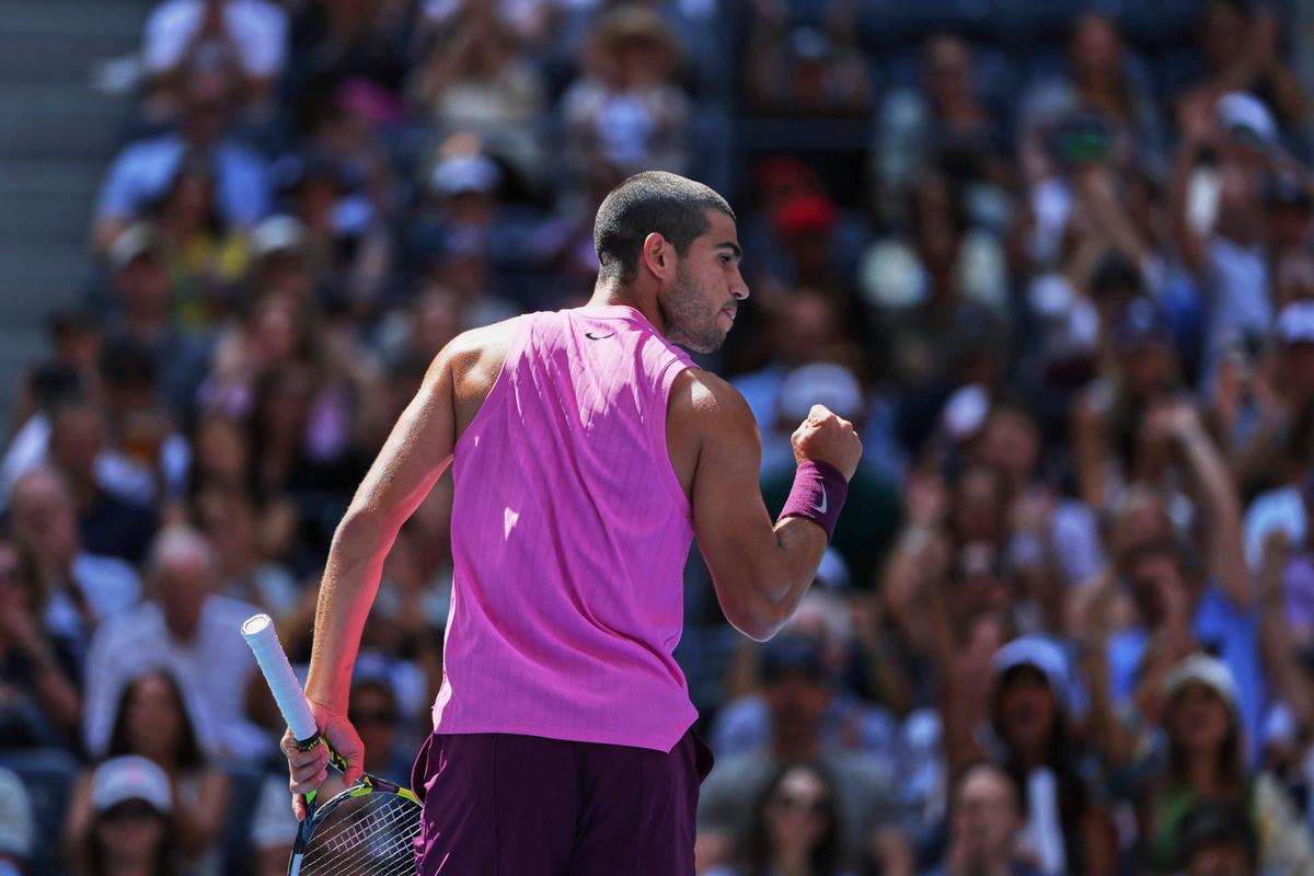 Carlos Alcaraz Uses Some Behind-the-Back Magic to Reach the US Open Quarterfinals