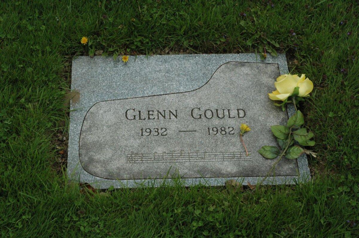 Gould's grave marker, with incipit of Bach's "Goldberg Variations." (<a href="https://www.flickr.com/photos/86587044@N00/">mtsrs</a>/<a href="https://creativecommons.org/licenses/by/2.0/">CC BY 2.0</a>)
