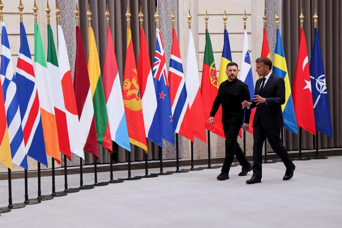 Ukrainian President Volodymyr Zelenskyy (L) and French President Emmanuel Macron (R) arrive at a summit on Ukraine at the Elysee Palace, in Paris, France, on Sept. 4, 2025. (Ludovic Marin/AP)