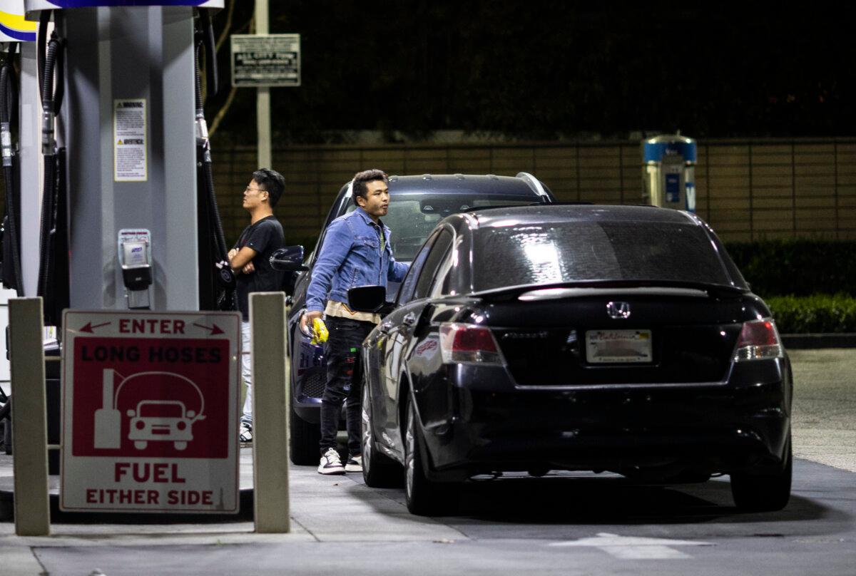 Customers use a gas station in Los Angeles, Calif. (John Fredricks/The Epoch Times)