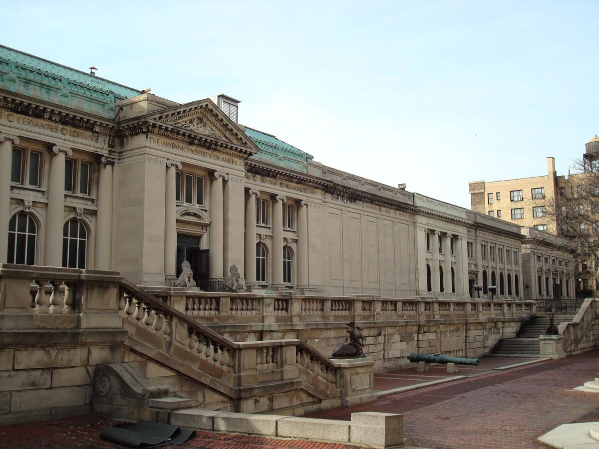 The Hispanic Society of America building on Audubon Terrace in Manhattan. (<a href="https://www.flickr.com/photos/shan213/2186266496/in/photolist-8TnAv8-8Tnzon-8TqDgh-8Tnyfp-4k82WT-8TnmKk-8TqrG5-4k82QB-4kc3SA-2iyCZZA-8TnvYR-7a2Upt-8TnuSc-8TnjtT-8TqzMf-8Tqve3-8TnsAr-8Tnqd6-8TqxBo-6b6ku9-22Lv14U-22Lv1x9-atYjFj-22Lv28h-6aPRAR-4kcbRW-2pfGvkd-22rcqJ6" target="_blank" rel="nofollow noopener">Shannon McGee</a>/<a href="https://creativecommons.org/licenses/by-sa/2.0/deed.en" target="_blank" rel="nofollow noopener">CC BY-SA 2.0</a>)