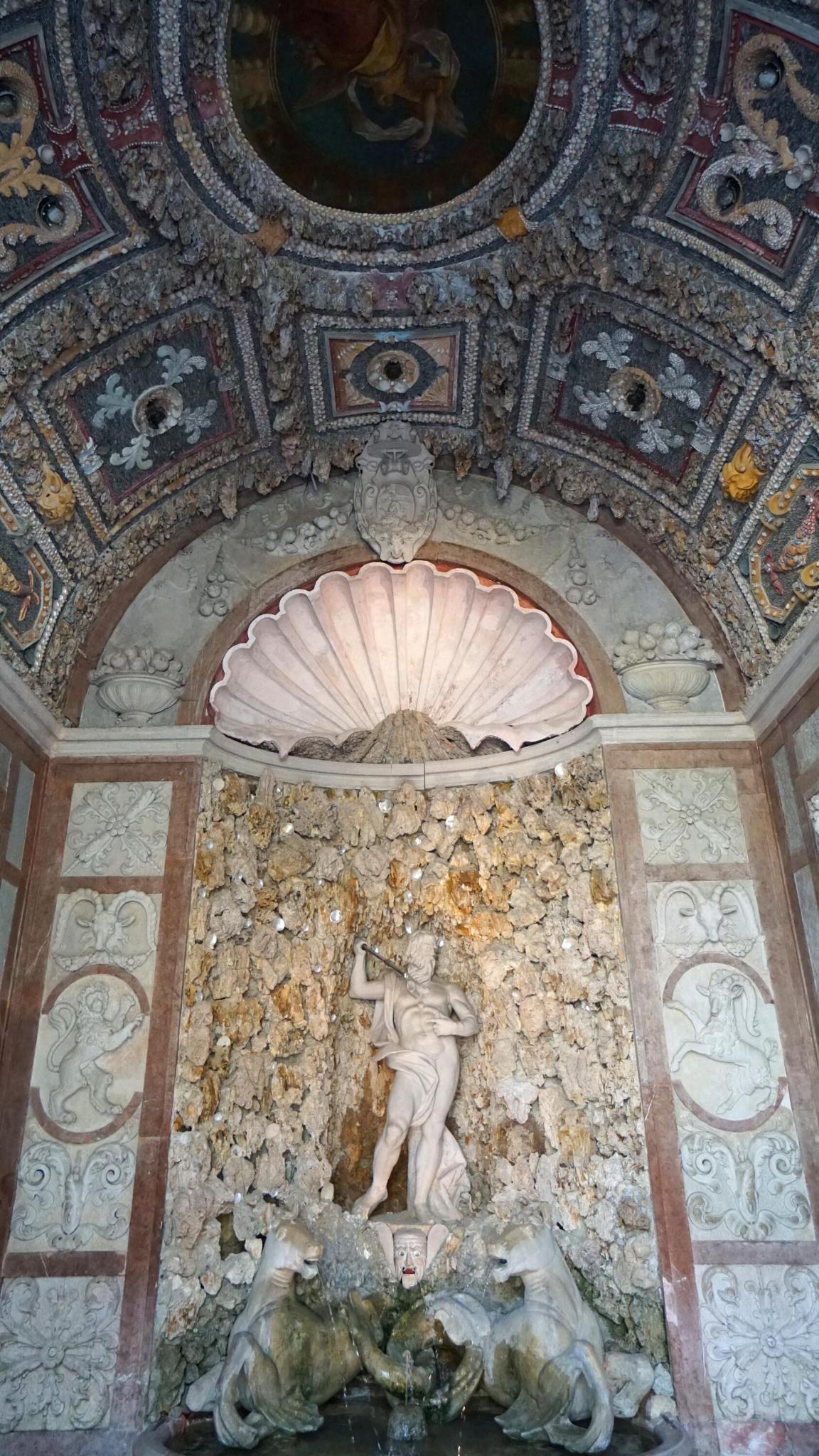 The middle and largest grotto is dedicated to Neptune, the Roman god of the sea. The walls and ceiling are covered with marble, tuff stone, and pebble and shell mosaics. The grotto’s hidden water tubes can create an artificial downpour of rain, as well as a rainbow. (Attapola/Shutterstock)
