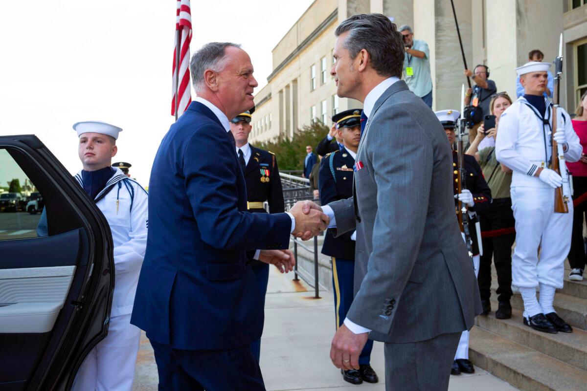 Defence Minister David McGuinty shakes hands with U.S. Secretary of War Pete Hegseth at the Pentagon in Washington on Sept. 22, 2025. (U.S. Air Force Staff Sgt. Madelyn Keech)