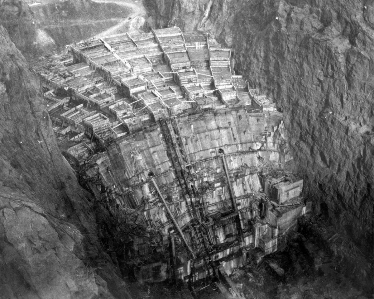 Columns of Hoover Dam being filled with concrete, February 1934 (looking upstream from the Nevada rim). (Public Domain)