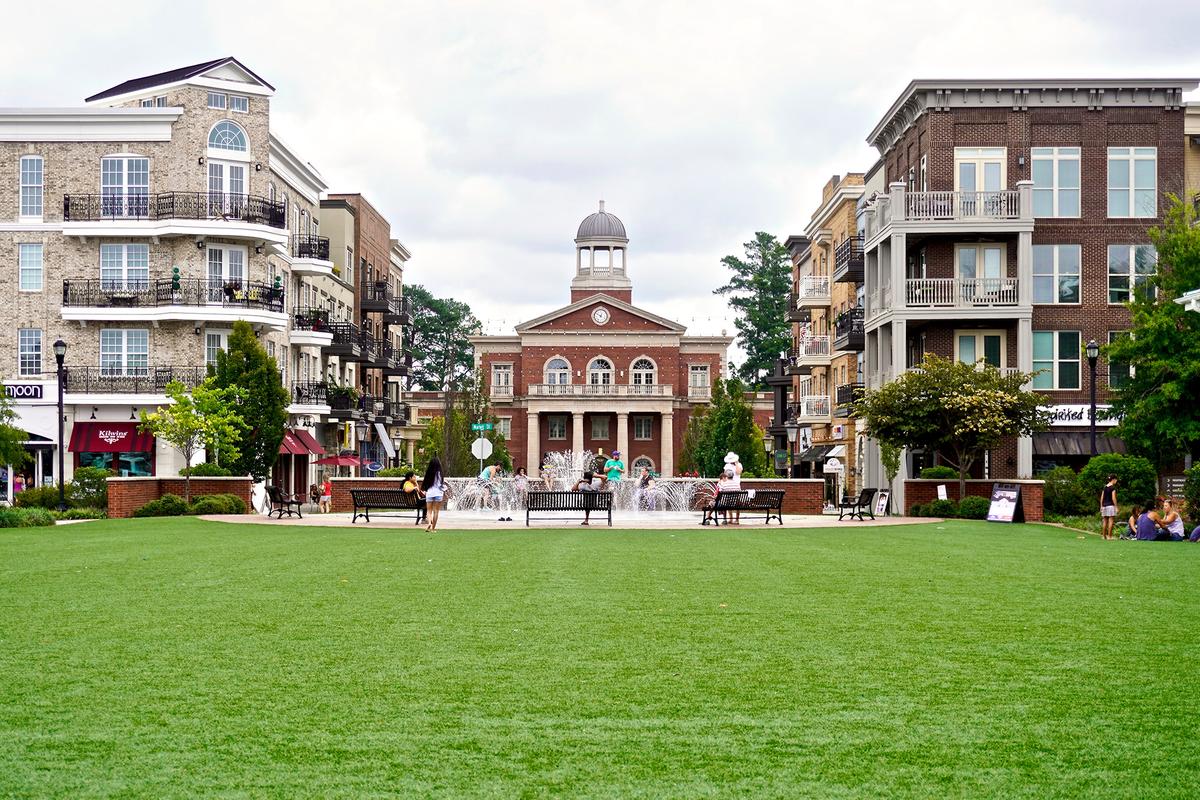 The historic architecture in downtown Alpharetta City, Ga., exudes Southern charm. (EWY Media/Shutterstock)