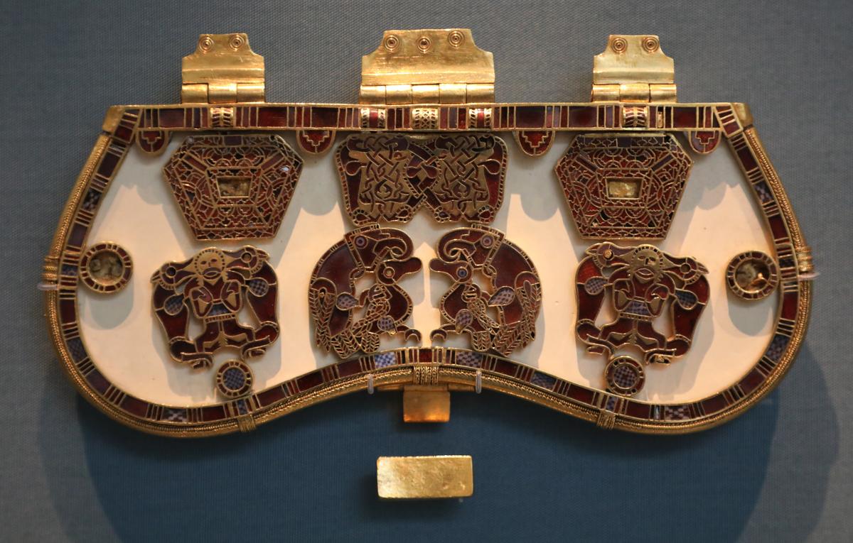 An intricate gold, garnet, and millefiori (glasswork) purse-lid was excavated at Sutton Hoo. (<a title="User:Geni" href="https://commons.wikimedia.org/wiki/User:Geni">user:geni</a>/<a href="https://creativecommons.org/licenses/by-sa/4.0/deed.en" target="_blank" rel="nofollow noopener">CC BY-SA 4.0</a>)