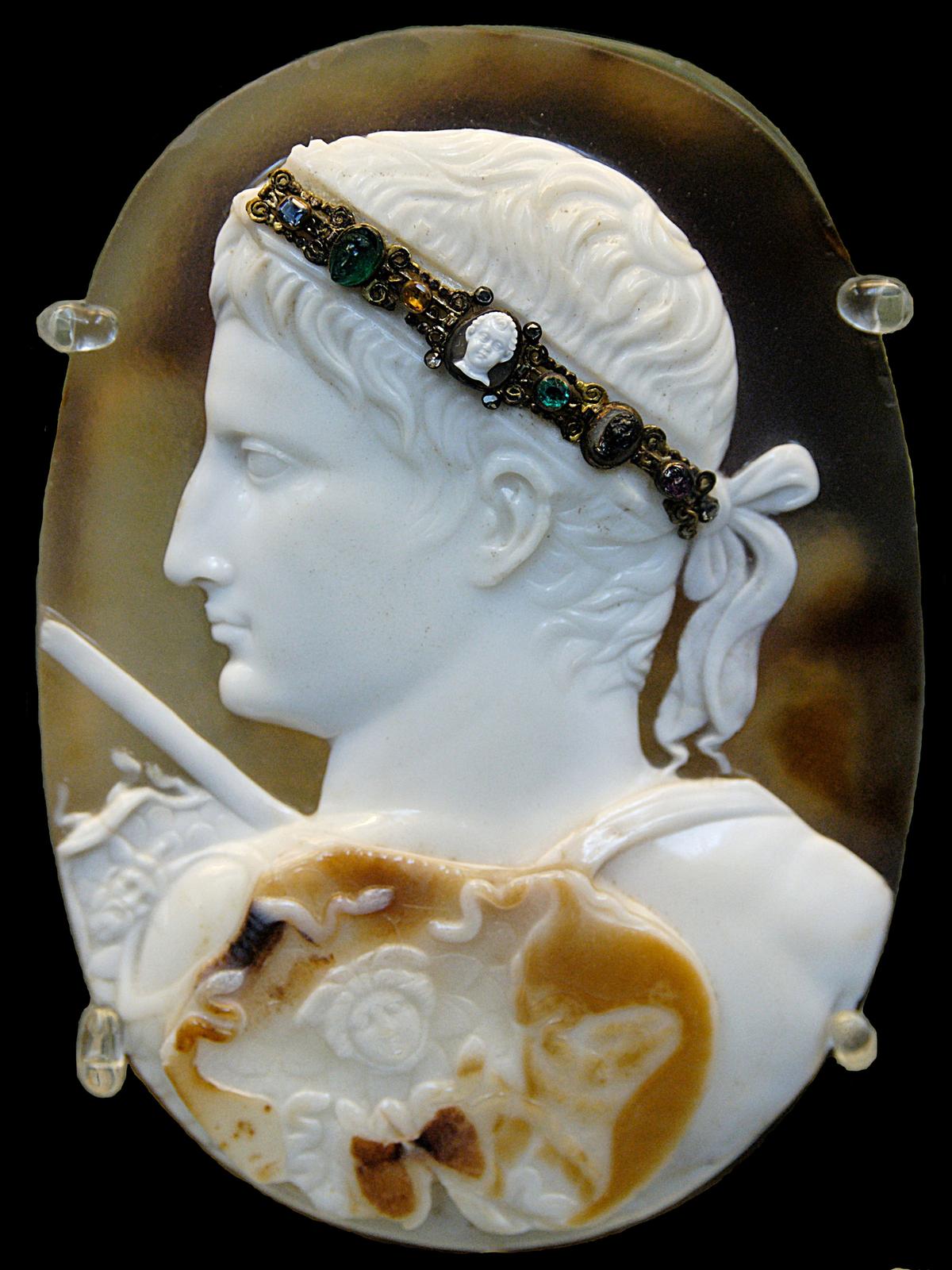 "The Blacas Cameo," A.D. 14–20. Sardonyx; 5 inches by 3 3/5 inches. The British Museum, London. (<a title="User:Jastrow" href="https://commons.wikimedia.org/wiki/User:Jastrow">Marie-Lan Nguyen</a>/ <a class="external text" href="https://creativecommons.org/licenses/by/2.5/" rel="nofollow">CC-BY 2.5</a>)