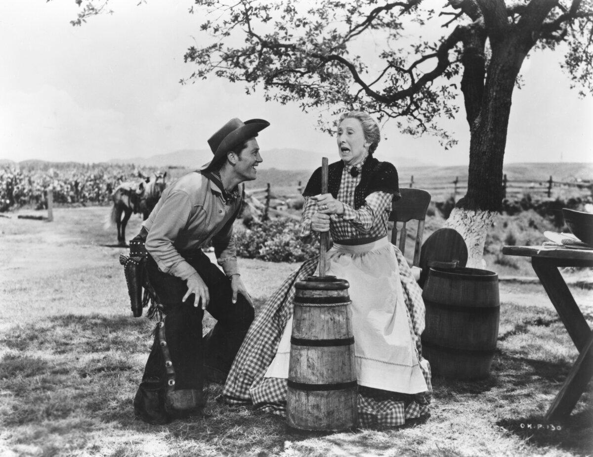 Curly McClain (Gordon McRae) needs advice about courting from Aunt Eller (Charlotte Greenwood), in the musical "Oklahoma!" (RKO Radio Pictures/MovieStillsDB)