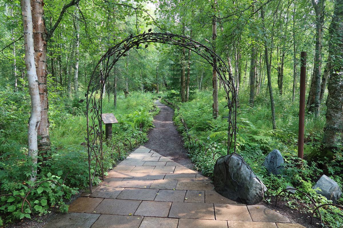 The Alaska Botanical Garden covers 110 acres in Anchorage and features native Alaskan plants, wildflowers, and themed gardens. (Ted_USAJPN/Shutterstock)
