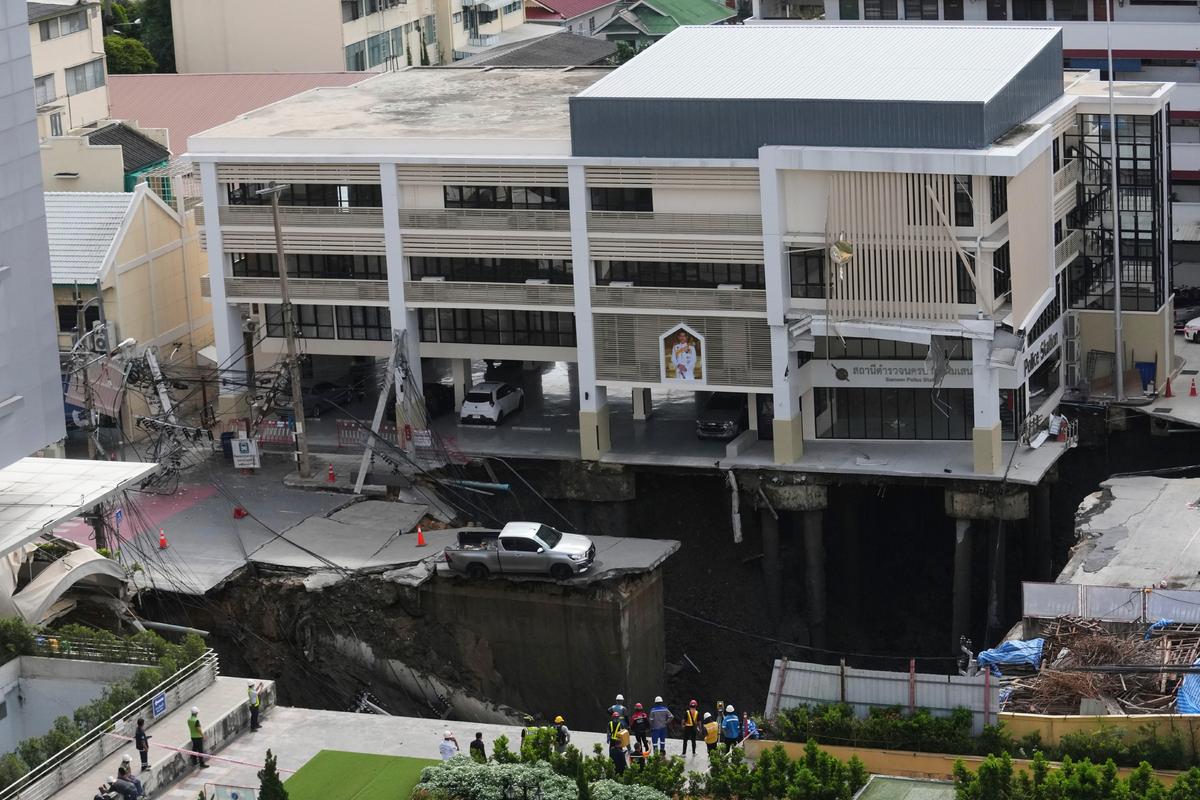 Bangkok Road Collapse Creates Sinkhole Disrupting Traffic and Prompting Evacuations
