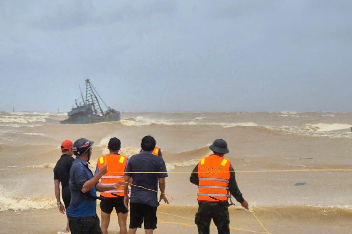 Vietnam Evacuates Thousands and Shuts Airports as Typhoon Bualoi Makes Landfall