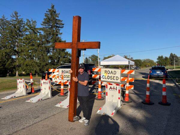 Dan Beazley has brought his cross multiple times to the scene of a Sept. 28 church shooting in Grand Blanc, Mich. (Jeff Louderback/The Epoch Times)