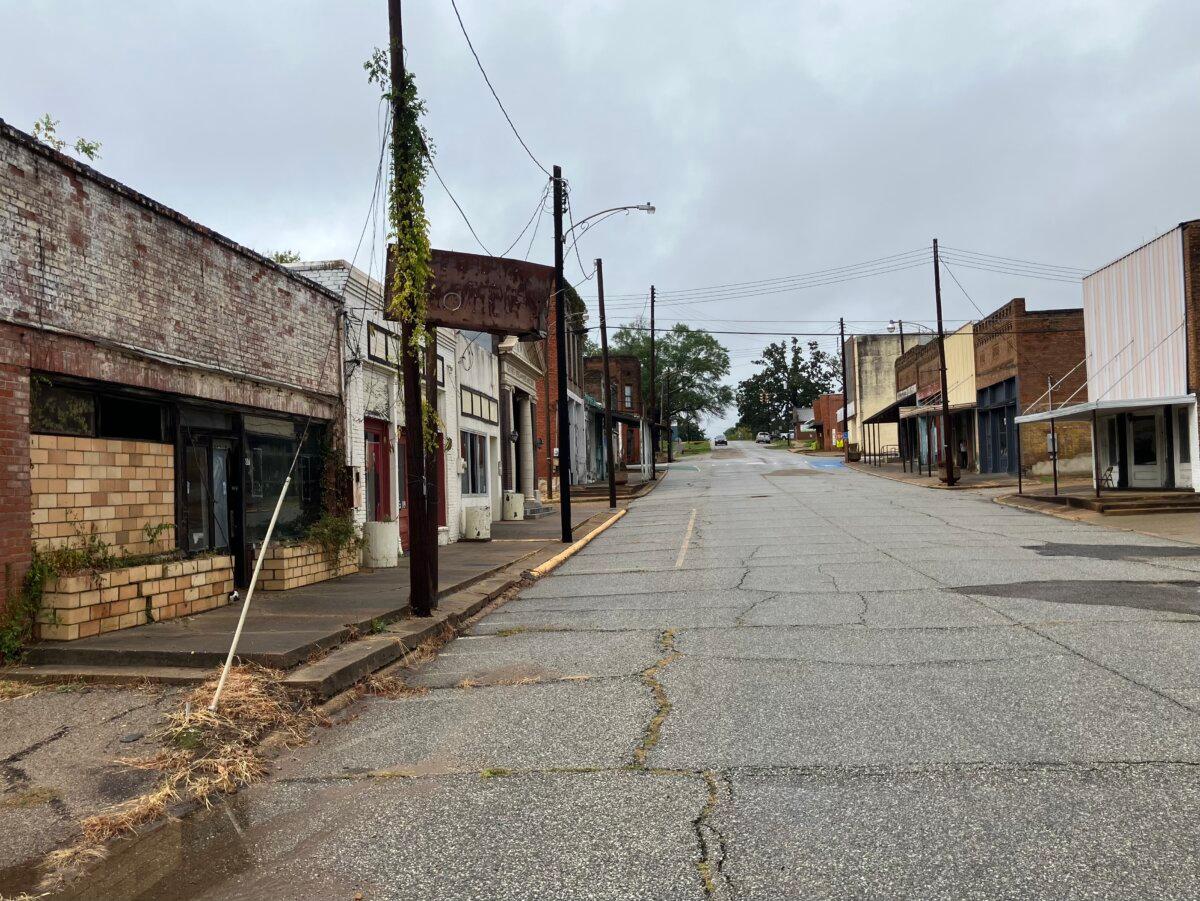 Downtown Lewisville, the Lafayette County seat less than five miles from A&E Pellet Mills, has one unplugged traffic light with shuttered storefronts lining its streets, a desolation that entrepreneurs inspired by the “lithium boom” hope to end. (John Haughey/The Epoch Times)