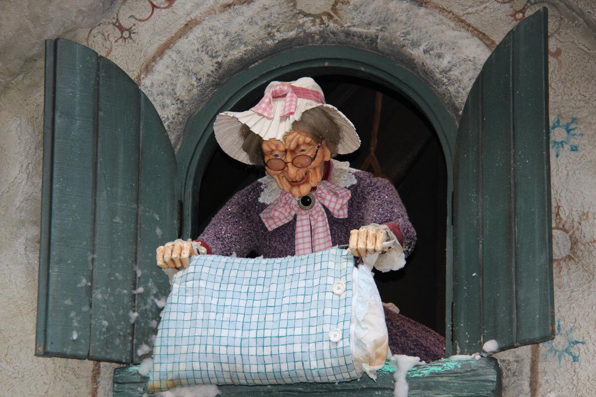 Mother Holle figure in the Dutch amusement park, Efteling. (<a href="https://commons.wikimedia.org/w/index.php?title=User:Nickge4&action=edit&redlink=1">Nickge4</a>/<a href="https://creativecommons.org/licenses/by-sa/4.0/deed.en">CC BY-SA 4.0</a>)
