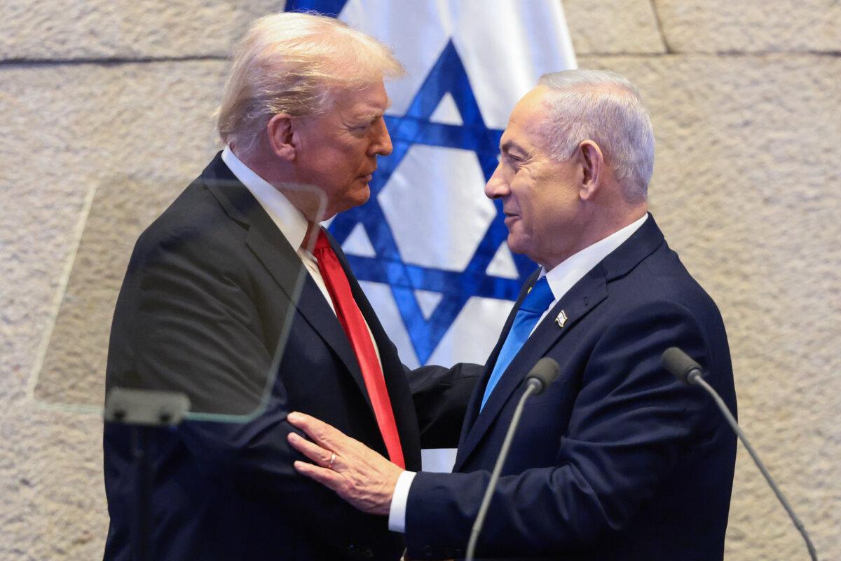 U.S. President Donald Trump speaks with Israeli Prime Minister Benjamin Netanyahu at the Knesset, Israel's parliament in Jerusalem, on Oct. 13, 2025. (Evelyn Hockstein/Getty Images)
