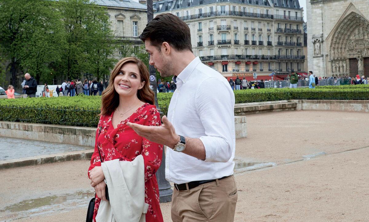 Isabella (Jen Lilley) meets Jacques (Dan Jeannotte) in “Paris, Wine, & Romance” (2019). (MovieStillsDB)