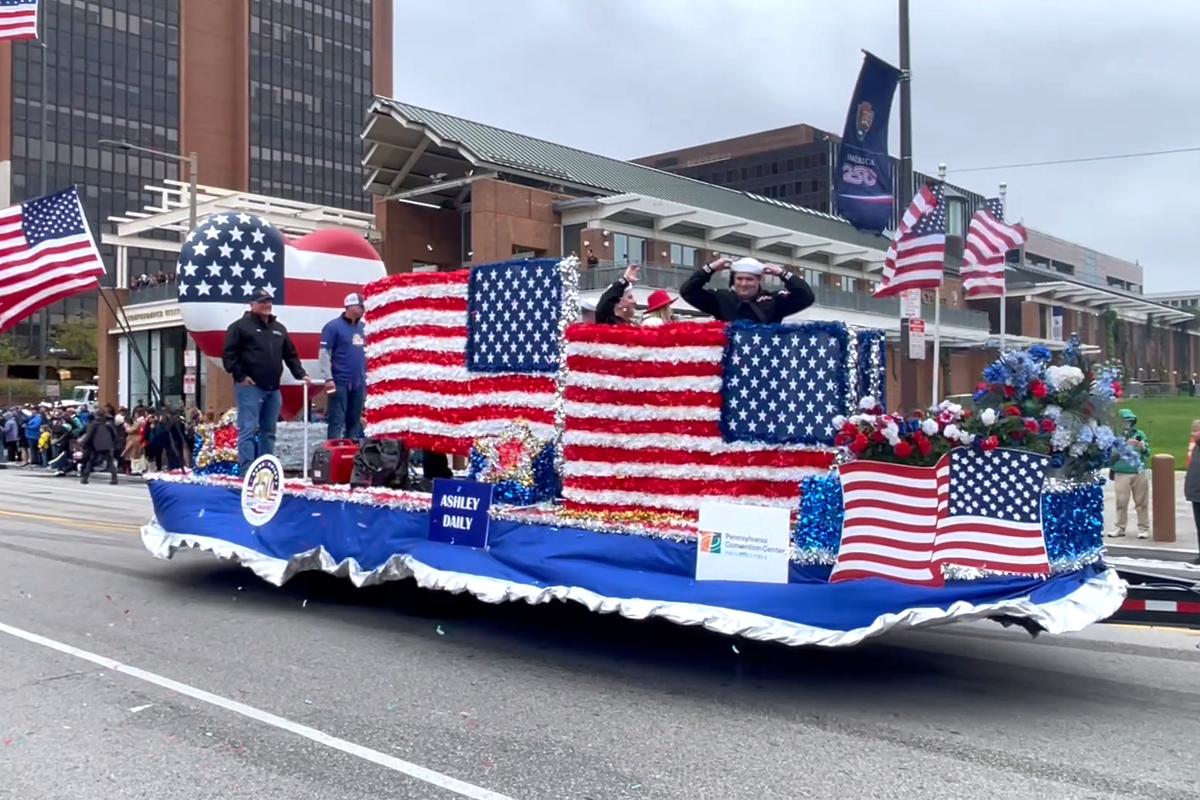 Thousands lined Market Street in Philadelphia for a grand parade, honoring the 250th anniversary of the U.S. Navy and Marine Corps, on Oct. 13, 2025. (Frank Liang/The Epoch Times)