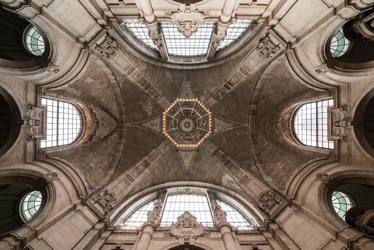 Rising around <a href="https://www.gpsmycity.com/attractions/neues-rathaus-(new-city-hall)-25852.html">100 feet tall</a>, the Entrance Hall dome features groin vaulting, or a cross vault. The groin vault’s strength can support the ceiling while allowing considerable illumination to filter through the large arched and semicircular windows. At the four corners are the oculi above each of the spiral staircases. (nattawit.sree/Shutterstock)