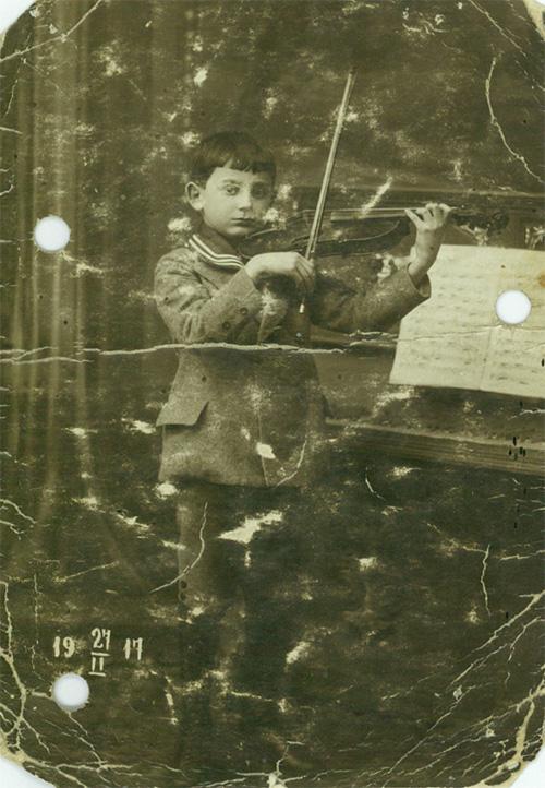 The young Simon playing violin in February 1917. (Courtesy of Szymon Goldberg website)