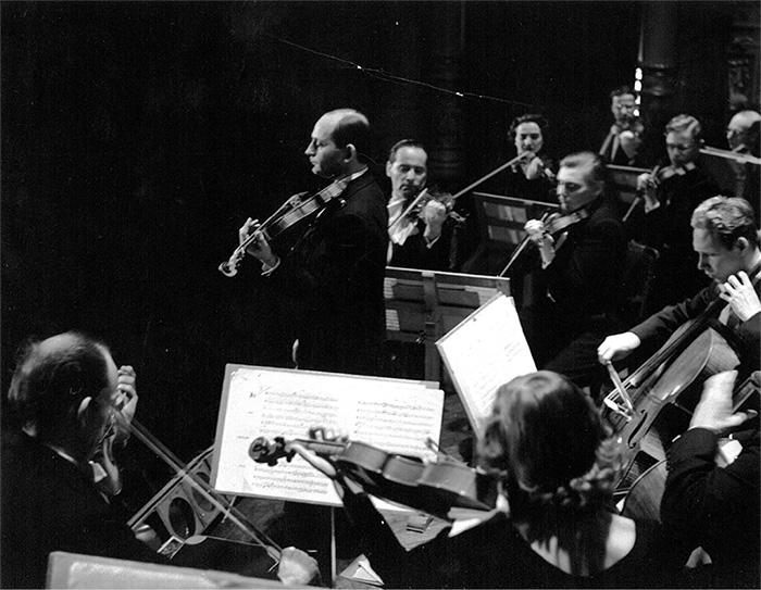 Szymon Goldberg conducting for the Netherlands Chamber Orchestra around 1955 at the Concertgebouw, Amsterdam. (Courtesy of Szymon Goldberg website)