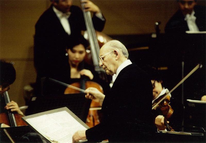 Goldberg conducting for the Mito Chamber Orchestra in April 1993, which was his last performance. (Courtesy of Szymon Goldberg website)