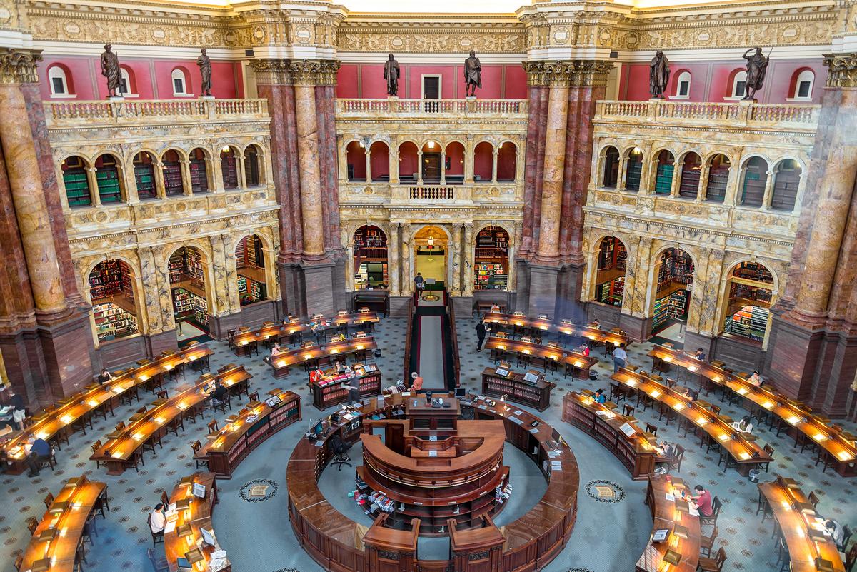 The grand staircases, marble columns, and vaulted ceilings in the Library of Congress echo the grandeur of ancient Roman public buildings. (samfotograf/Shutterstock)