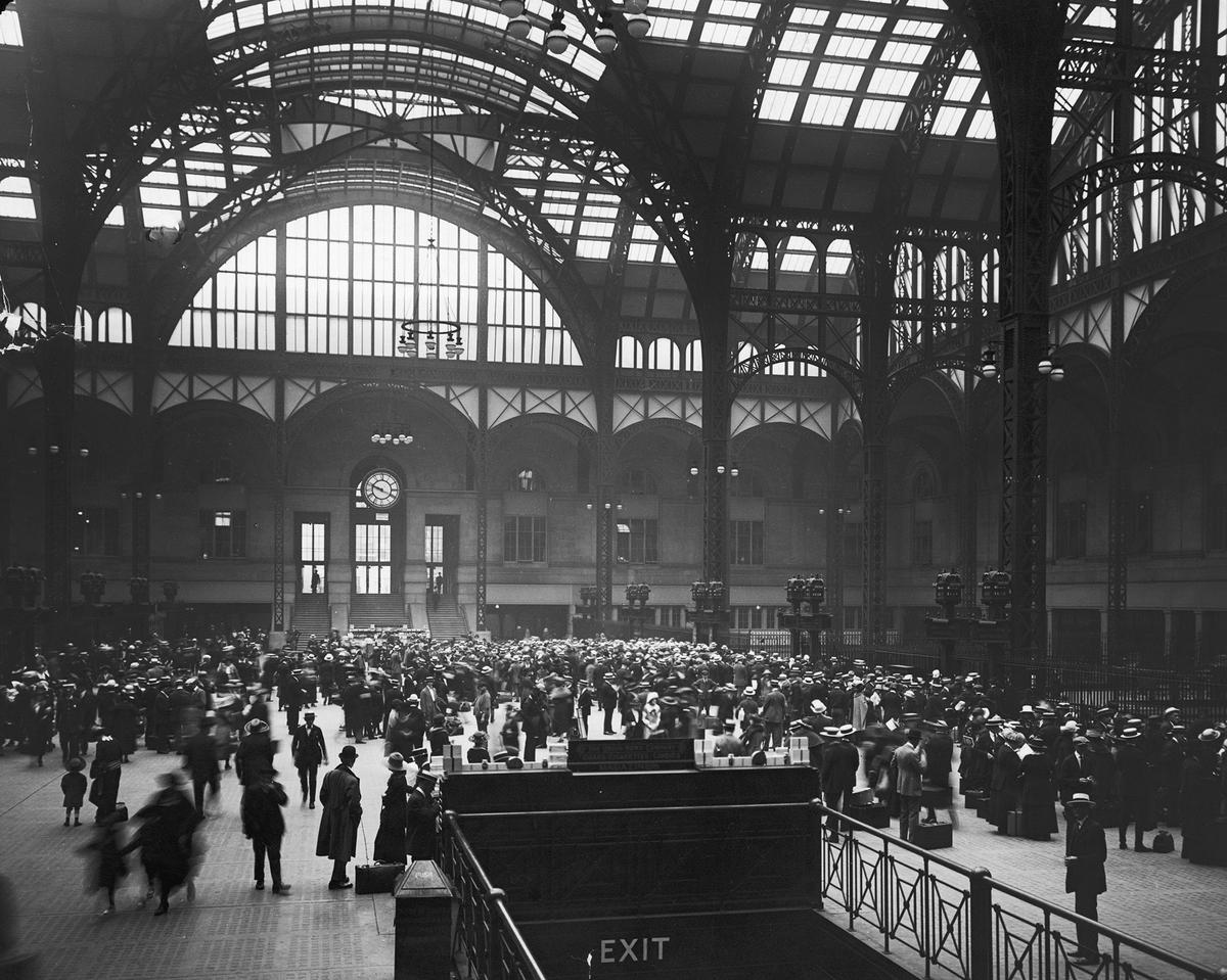 A photograph of Penn Station, 1910. (Edwin Levick/Getty Images)