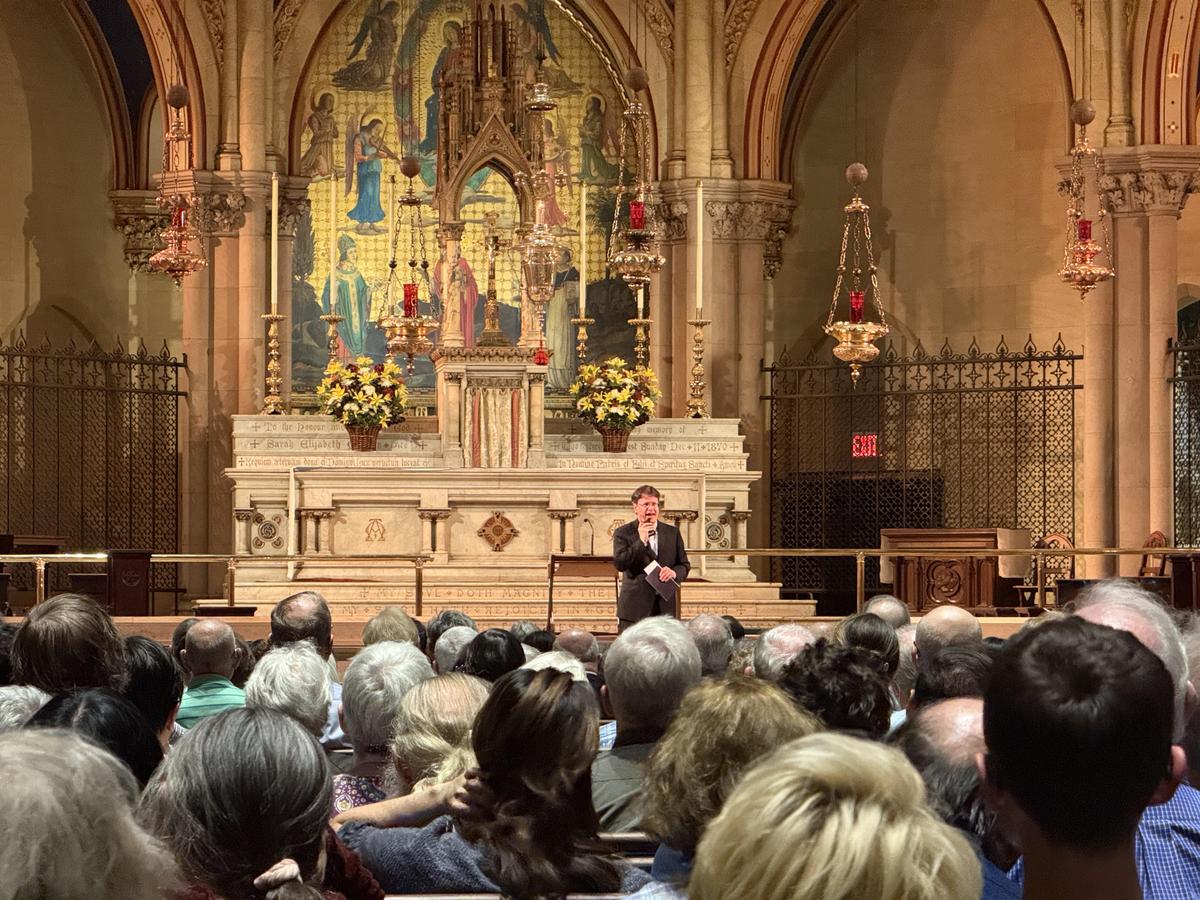 Paul Jacobs introduces Bach music before a group seated in the <span style="font-weight: 400;">Church of St. Mary the Virgin in Midtown Manhattan. (Jenny Zeng/The Epoch Times)</span>