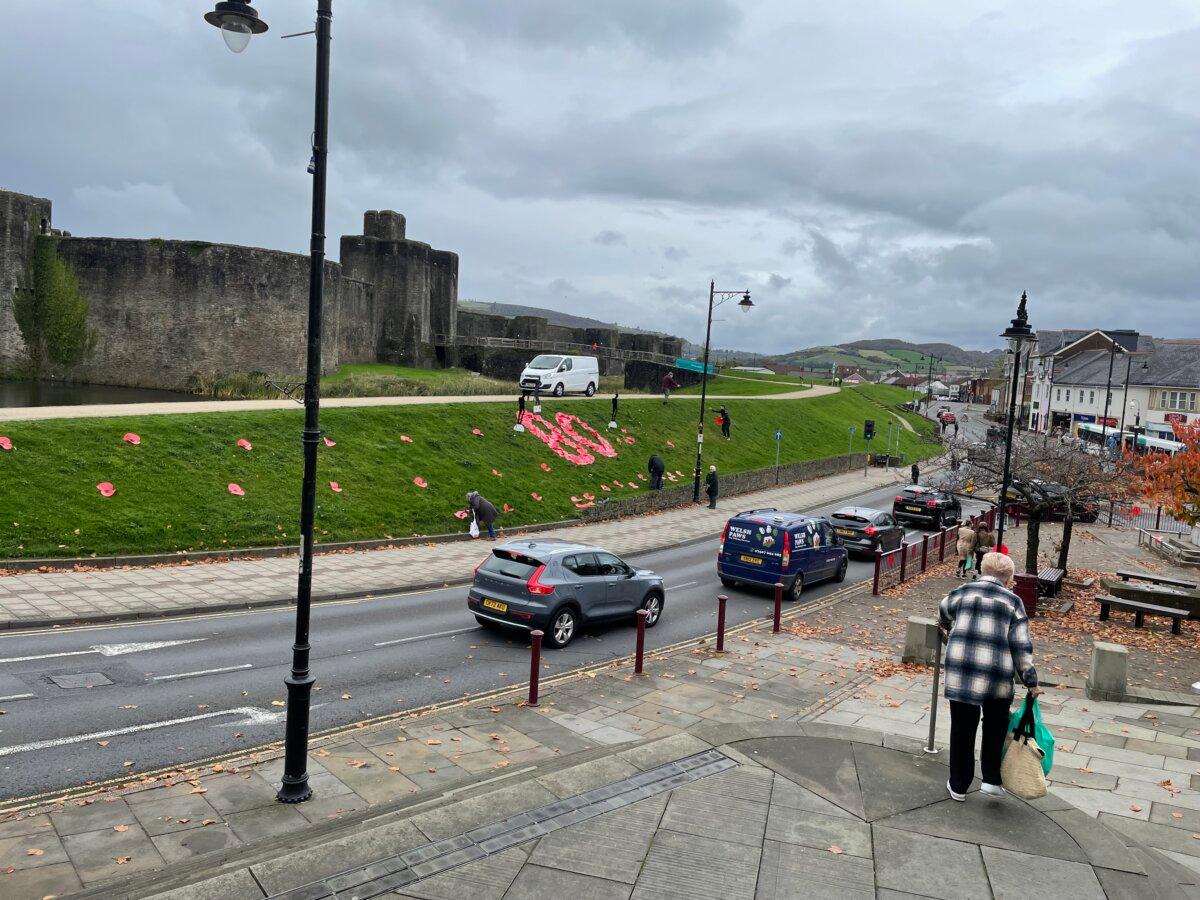 <span data-huuid="7514064630170115122">Volunteers plant poppies at Caerphilly Castle for the annual Remembrance Day appeal in Caerphilly, Wales, on Oct. 24, 2025 (Owen Evans/Epoch Times)</span>