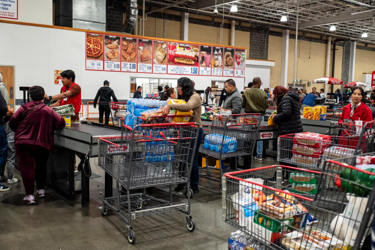 People shop at a grocery store in Elkridge, Md., on Oct. 24, 2025. (Madalina Kilroy/The Epoch Times)