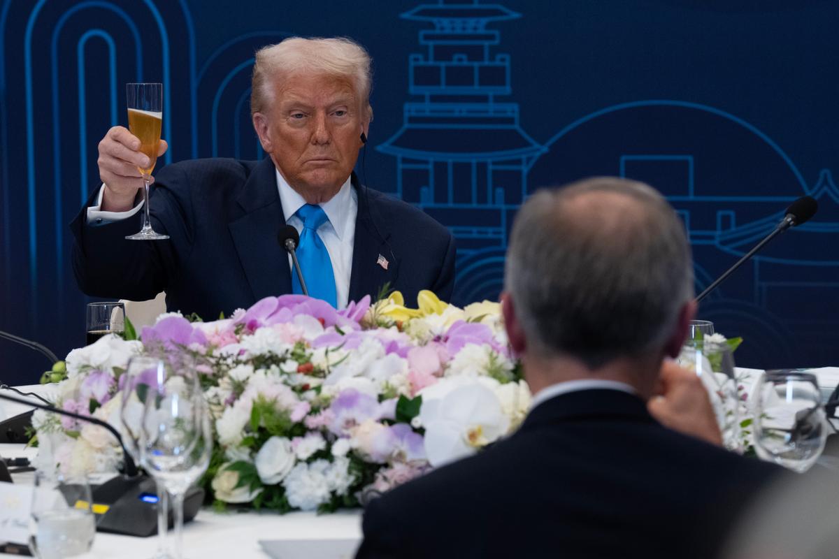 Carney, Trump Acknowledge Each Other at Dinner Hosted by South Korean President