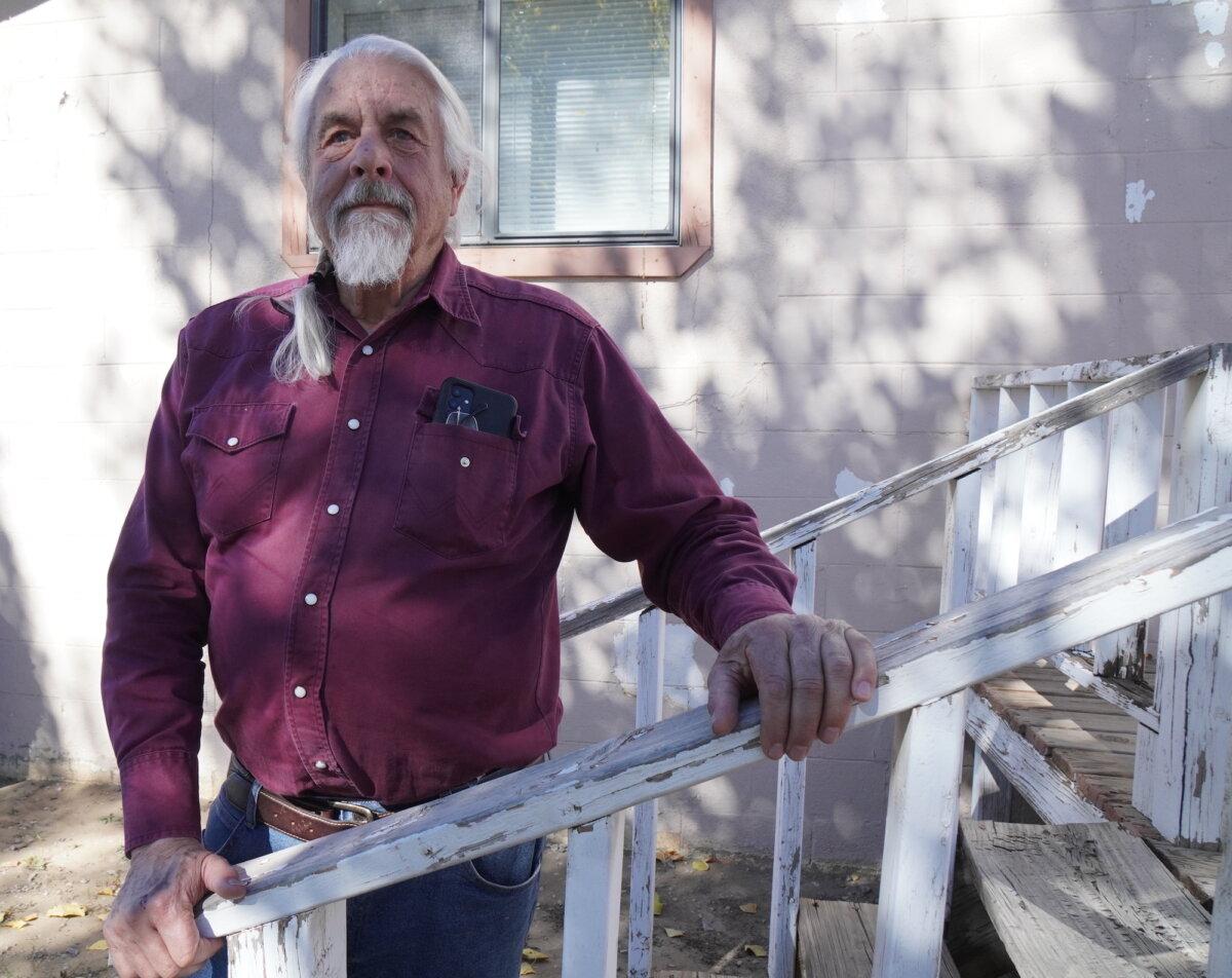 John Boomer, 80, who recently lost his step-daughter to carbon monoxide poisoning, stands outside the Flame of Fire church in Gallup, N.M., on Oct. 29, 2025. (Allan Stein/The Epoch Times)
