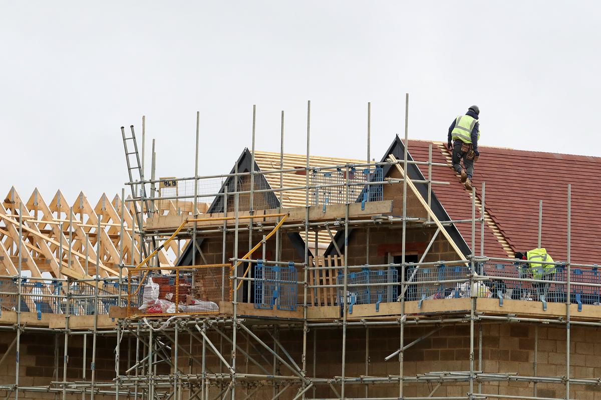 UK’s Construction Slump Eases Despite Prolonged Stretch of Job Cutting