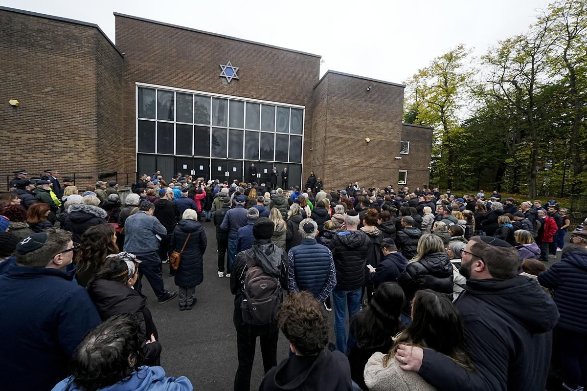 Vigil Held at Manchester Synagogue One Week After Terror Attack