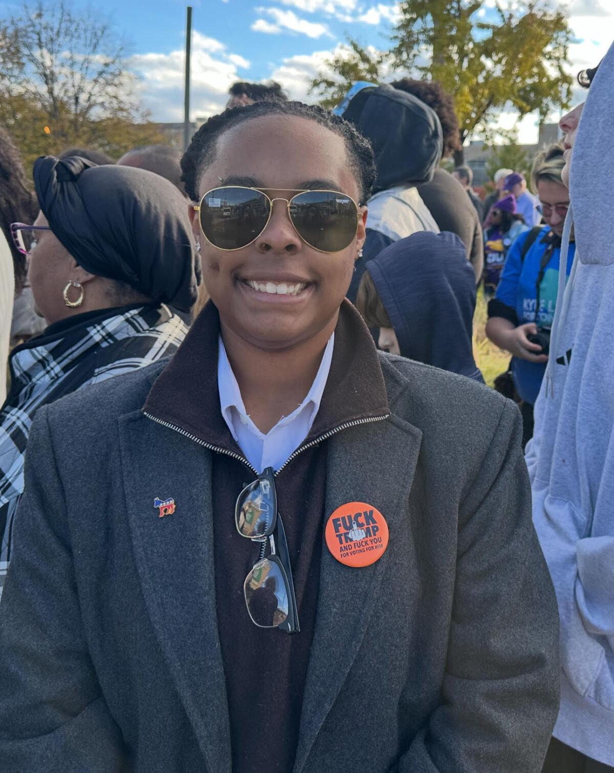 Kemoni Cooper, 19, attends the Mikie Sherrill rally in Newark, N.J., on Nov. 1, 2025. (Juliette Fairley/The Epoch Times)