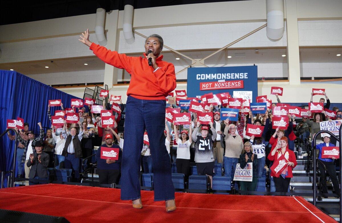 Winsome Earle-Sears, Lt. Governor of Virginia and the Republican candidate for governor, campaigns in Purcellville, Va., on Nov. 1, 2025. (Terri Wu/The Epoch Times)