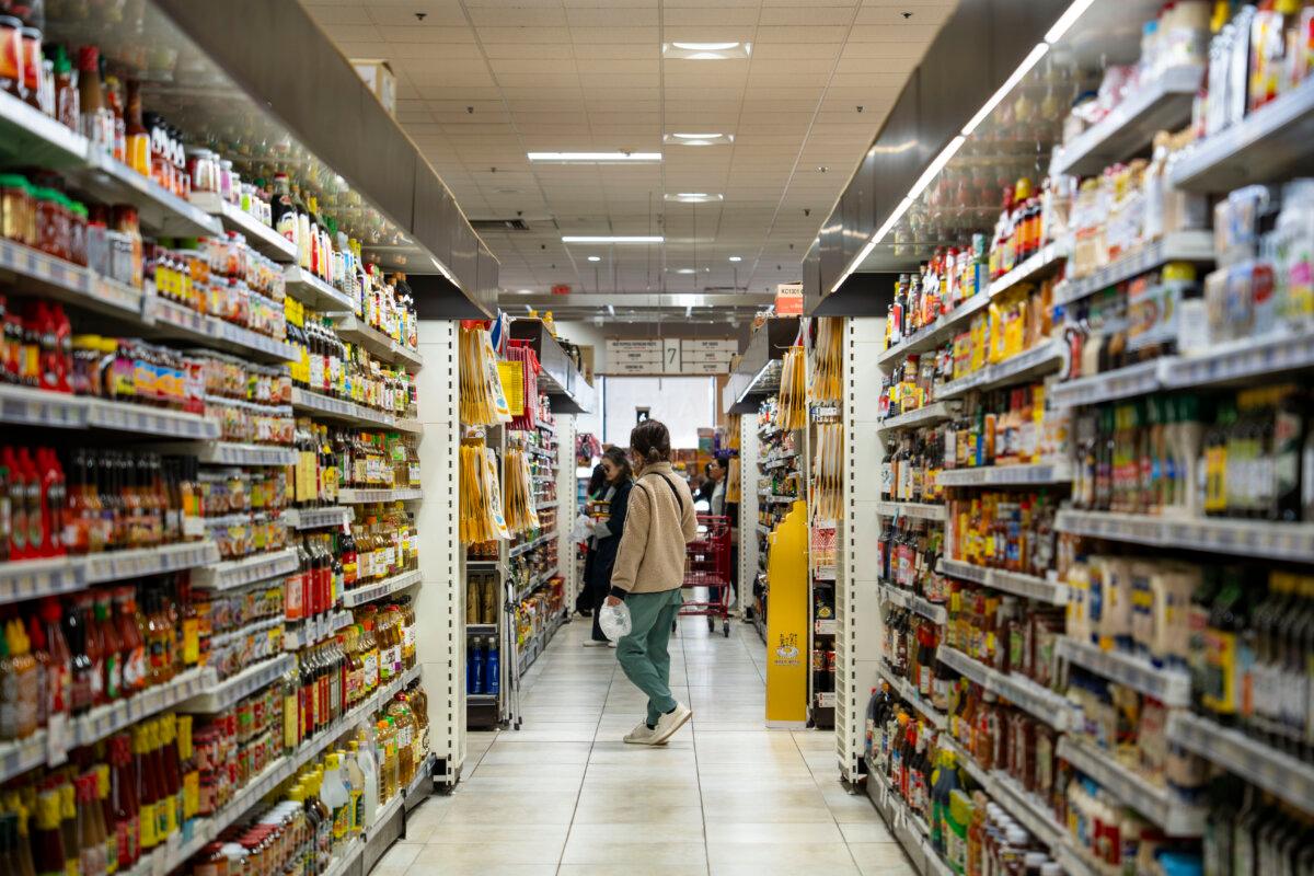 Shoppers at a grocery store in Centreville, Va., on Nov. 2, 2025. (Madalina Kilroy/The Epoch Times)