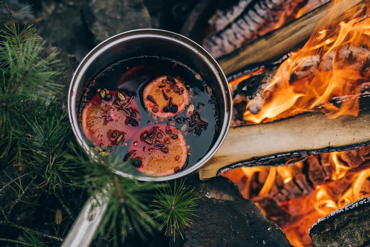 Seasonal drinks such as hot chocolate, cider, or mulled wine also help create a cozy mood. (Leeloo The First/Pexels)