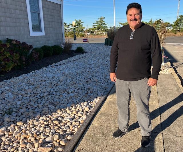 Richard Sasso is concerned with municipal elections as he heads into the Seanwidce Heights Community Center to vote in New Jersey's Nov. 4, 2025 elections. (Epoch Times/John Haughey)