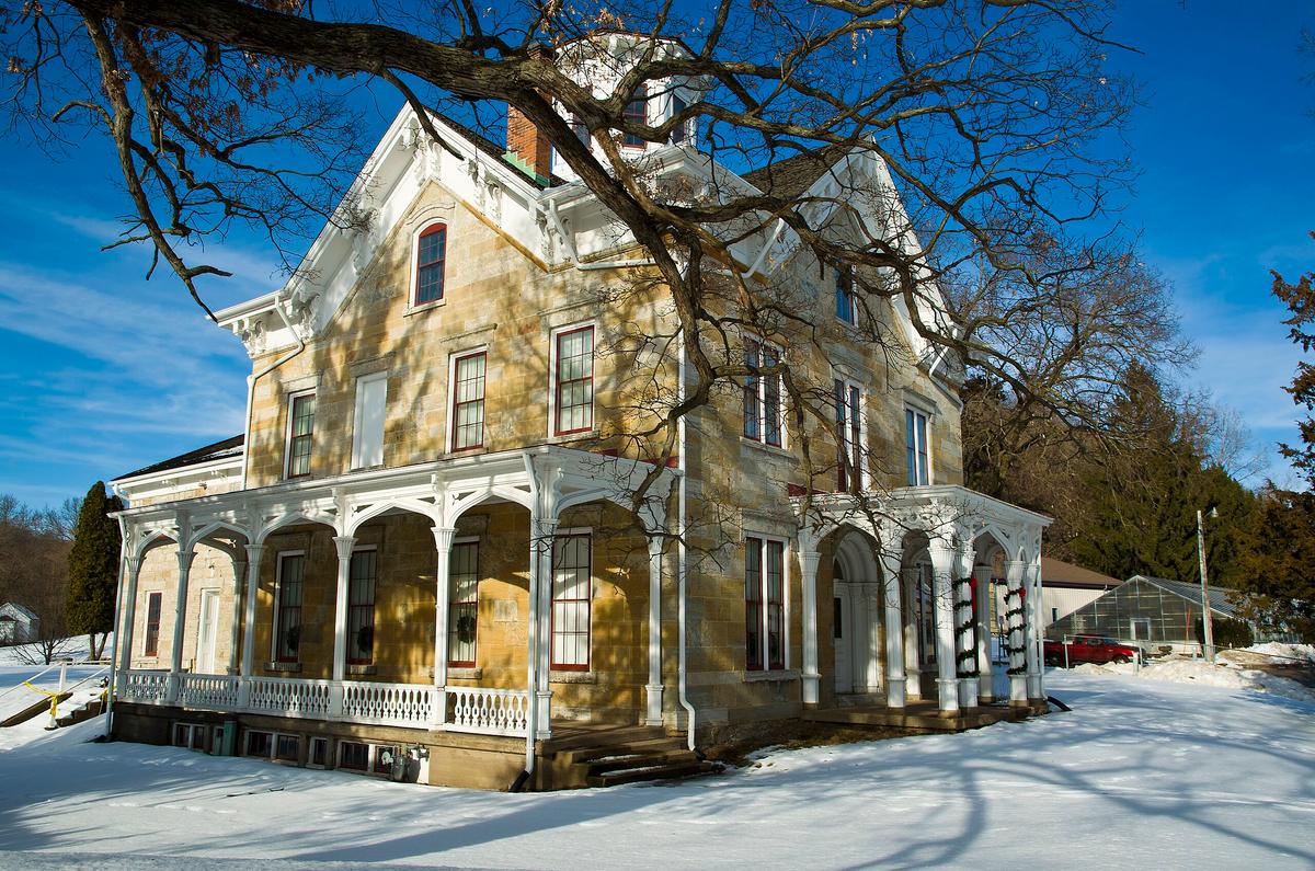 The Mathias Ham house, built in 1856, and its adjoining schoolhouse and mine site preserve the domestic and industrial history of early Dubuque. (Dirk Hansen/CC BY-SA 3.0)