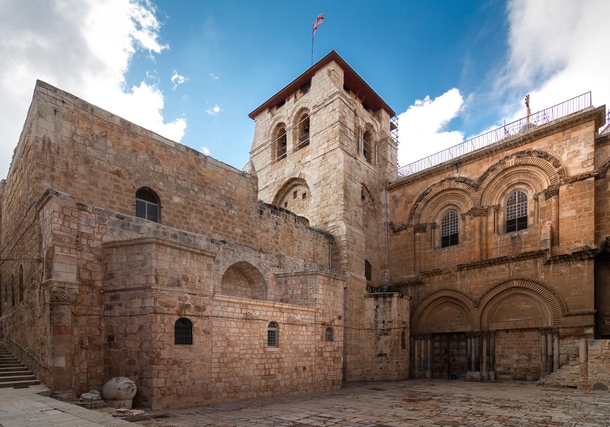 The parvis, or enclosed courtyard, leads to the church’s Crusader-era entrance. An exterior example of one of the Status Quo's rules is the small “Immovable Ladder” that has been on a ledge under a window (R) since at least the 18th century. Jurisdiction is unclear, so it cannot be touched. Descendants from two Muslim families have been keepers of the door and its key since the 12th century to prevent Christian infighting over access. (Roofsoldier/Shutterstock)