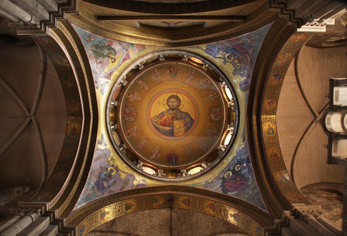 The dome of the Katholikon is decorated with a modern Byzantine-style mosaic of Christ Pantocrator, translated as “All-Powerful” or “the Ruler of All.” This iconography is prevalent in the art of Eastern Christianity. Here, Christ is shown surrounded by Jerusalem’s bishops and patriarchs. The art is supported by arches joined with pendentives (triangular segments that support a dome) to Crusader-era columns. (Shevchenko Andrey/Shutterstock)