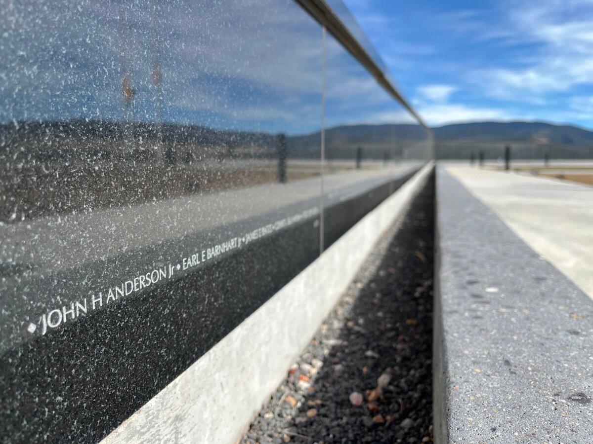 A scale version of the Vietnam Veterans Memorial in Washington, known as the Wall, stands in Angel Fire, N.M., on Nov. 11, 2025. (Allan Stein/The Epoch Times)