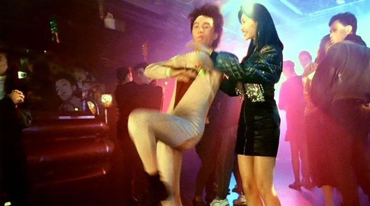 Koo Jing (Stephen Chow) and Banana Ho (Chingmy Yau) engage in pure silliness, in “Tricky Brains.” (GJW+)