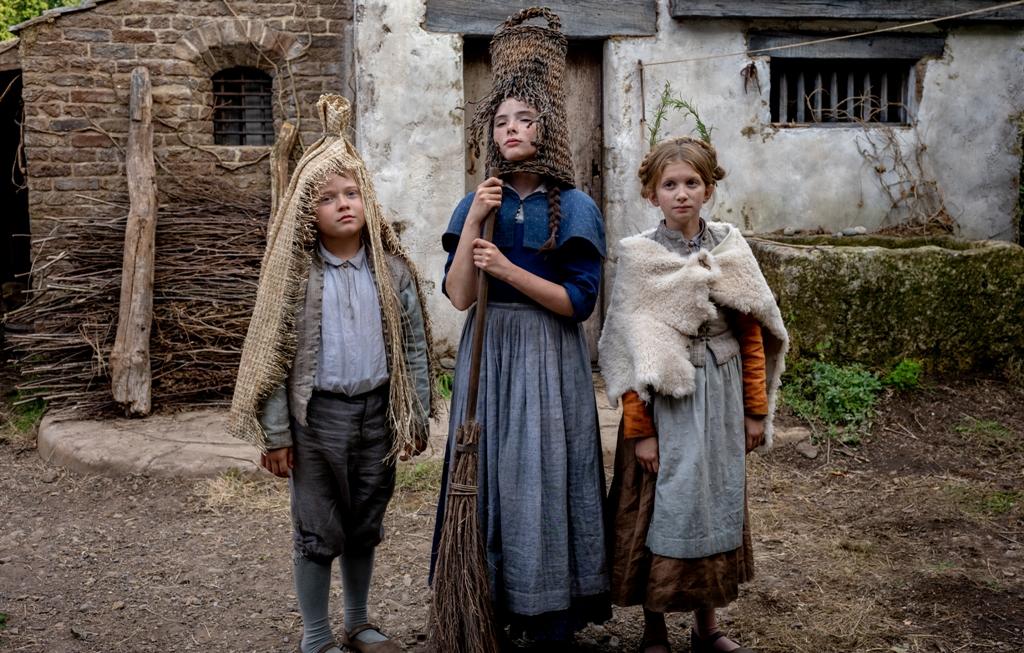 (L–R) Hamnet (Jacobi Jupe), Susanna (Bodhi Rae Breathnach), and Judith (Olivia Lynes), in "Hamnet." (Agata Grzybowska/Focus Features/MovieStillsDB)
