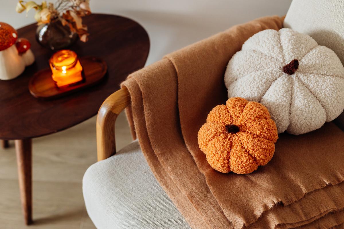 With a pared-down approach to holiday decor, you can create a warm, welcoming atmosphere without overwhelming the room. (Alexandr Kolesnikov/Getty Images)