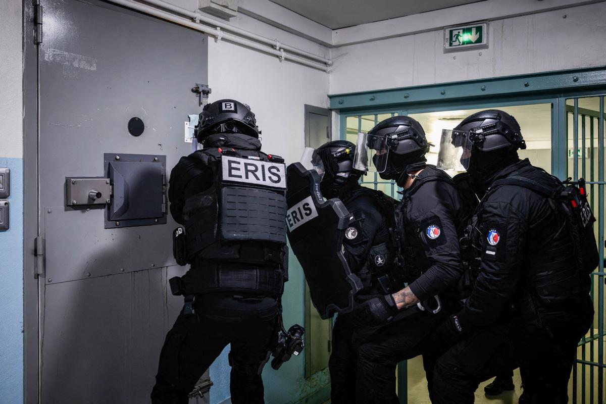 France Moves to Extend Right to Detain Illegal Immigrants Deemed Dangerous
